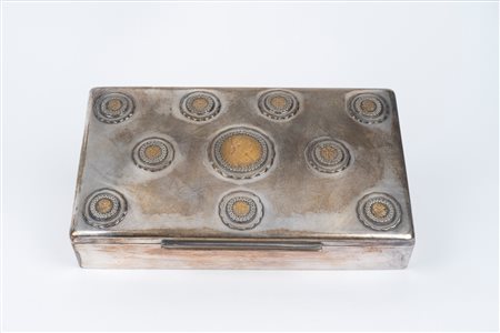 Scatola in argento con monete incastonate, secolo XX 