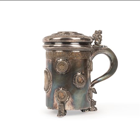 Boccale tankard in argento con monete incastonate