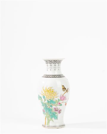 Piccolo vaso in porcellana Famiglia Rosa, Cina secolo XX