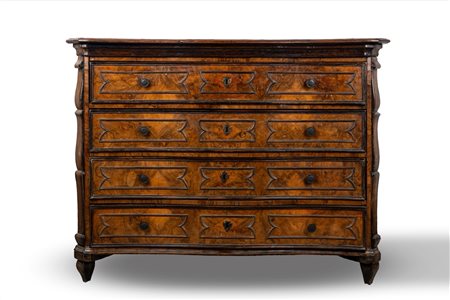 Cassettone in noce lastronato in radica, Lombardia secolo XVIII