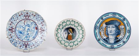 Tre piatti in maiolica policroma, secolo XX