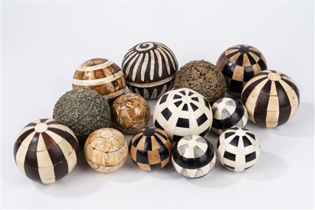 Collezione di 14 sfere in materiali e misure diversi