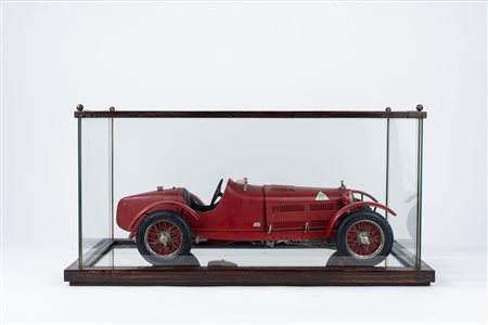 Modello di automobile Alfa Romeo rossa, entro teca in vetro