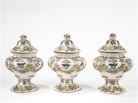 Tre vasi con coperchio. Manifattura Cerreto Sannita