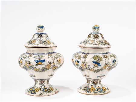 Due vasi con coperchio in maiolica policroma. Manifattura Cerreto Sannita