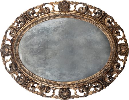 Specchiera ovale in legno dorato e intagliato, in stile