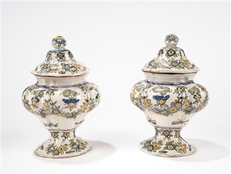 Due vasi con coperchio in maiolica policroma. Manifattura Cerreto Sannita