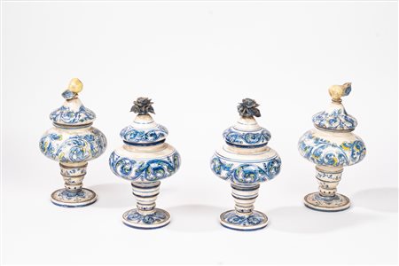 Quattro vasi con coperchio in maiolica policroma, secoli XVIII - XIX