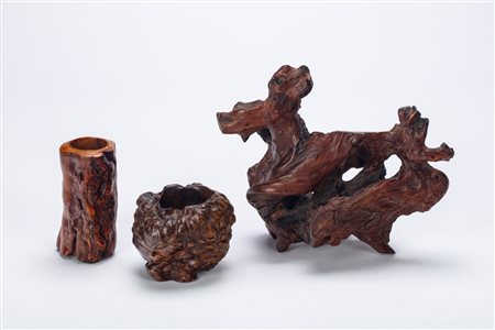 Una radice "Scholars' Rock" e due Bitong. Cina, dinastia Qing (1644-1912)