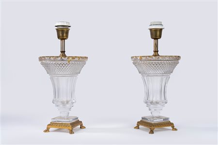 Coppia di lampade da tavolo con basi in cristallo sfaccettato e parzialmente molato