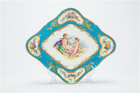Piatto a losanga con bordo mistilineo in porcellana. Manifattura di Sèvres, probabilmente 1750 circa 