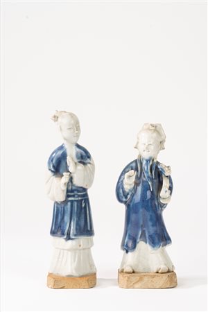 Coppia di figurine in porcellana con smalto in monocromia blu, Cina, dinastia Qinq, periodo Qianlong (1736-1796)