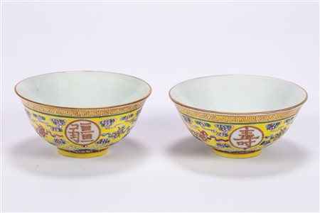 Due ciotoline in porcellana policroma a fondo giallo, Cina secolo XX