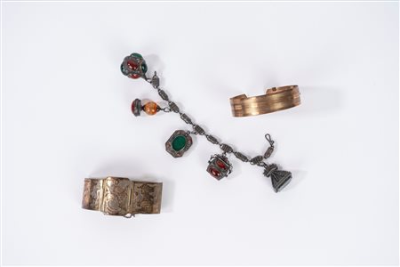 Lotto di tre bracciali, di cui uno in argento 900, Guatemala 