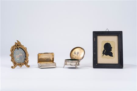 Lotto composto da due scatoline in argento inglese, una piccola cornice da tavolo di forma mossa a volute e fiori con stemma marchionale, una silhouette su carta entro cornice in legno