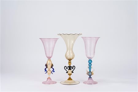 Lotto composto da tre bicchieri in vetro di Murano, uno firmato Seguso