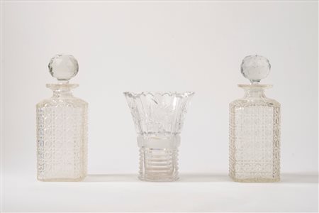 Coppia di bottiglie da liquore con tappo e un vaso portafiori  in cristallo molato con decoro a motivi floreali