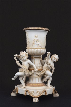 Piccolo vaso a cratere in biscuit con giochi di putti, Germania, secolo XIX