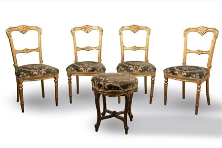 Quattro sedie e un puff in legno intagliato e dorato