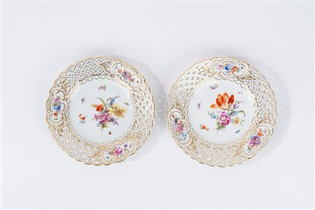 Coppia di piatti in porcellana policroma, Meissen, secolo XIX
