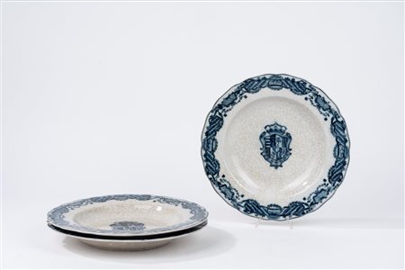 Tre piatti in maiolica bianca e blu, con stemma araldico al centro