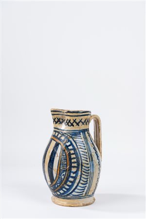 Brocca in maiolica policroma con stemma araldico, Faenza o Romagna, fine secolo XV-inizio secolo XVI