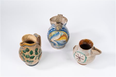 Lotto composto da tre boccali in maiolica, manifatture differenti