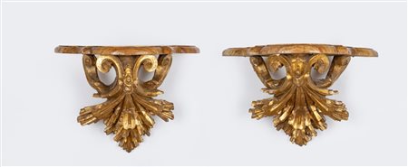 Coppia di mensole in legno intagliato e dorato, fine secolo XVIII - inizi secolo XIX