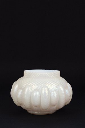 Vaso di forma circolare in vetro bianco baccellato