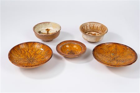Lotto composto da cinque ciotole in maiolica, manifatture differenti