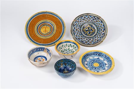 Lotto composto da due tondini, un vassoietto e tre ciotole, Manifatture differenti dell'Italia centrale (Faenza e Deruta)