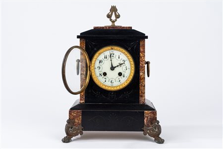 Pendola da tavolo in marmi vari, secolo XX