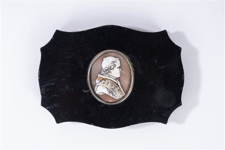 Presse papier di forma mossa centrato da cammeo con profilo di Pio IX 