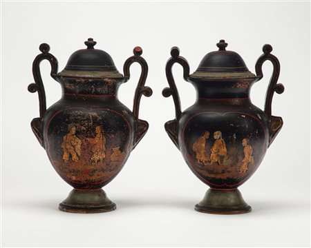 Coppia di vasi biansati con coperchio in terracotta dipinta in policromia su fondo scuro, secolo XVIII-XIX