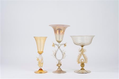 Lotto composto da tre bicchieri in vetro di Murano, uno firmato Seguso