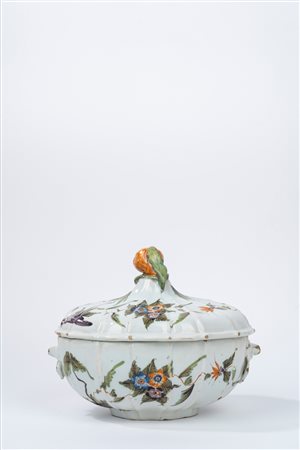 Zuppiera  in maiolica con coperchio, manifattura veneta secolo XVIII