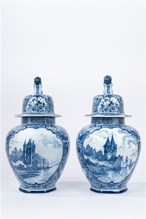 Due vasi in maiolica, manifattura di Delft