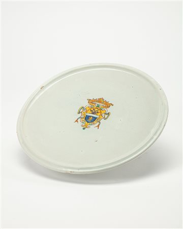 Alzata in maiolica compendiaria centrata da stemma, manifattura di Faenza, secolo XVII