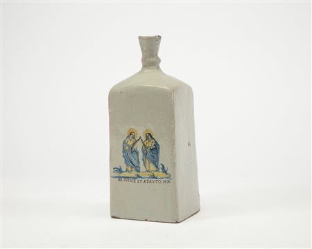 Bottiglia in maiolica in stile compendiario, manifattura di Faenza, secolo XVII