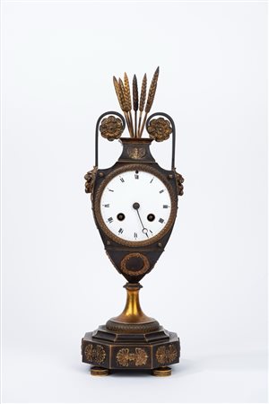 Pendola in bronzo a forma di vaso con spighe sulla sommità, secolo XIX