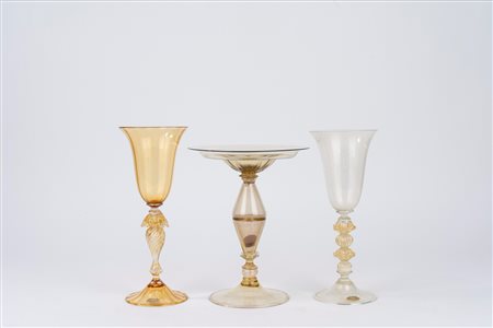 Lotto composto da tre bicchieri in vetro di Murano, uno firmato Seguso