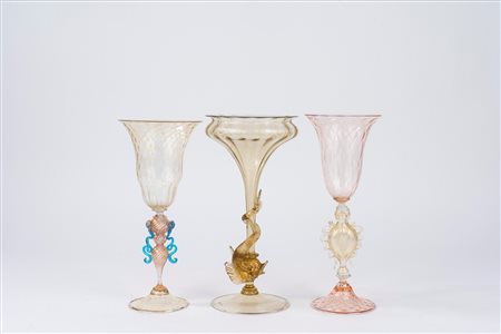 Lotto composto da tre bicchieri in vetro di Murano, uno firmato Seguso