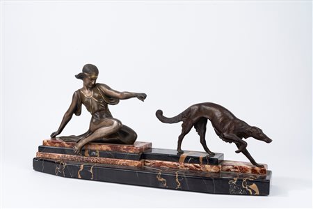 Scultura in bronzo su base in marmo policromo raffigurante Diana e levriero, anni '20-'30 del XX secolo