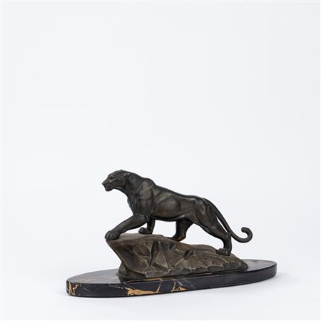 Scultura in bronzo su base in marmo nero raffigurante pantera, anni '20 - '30 del XX secolo
