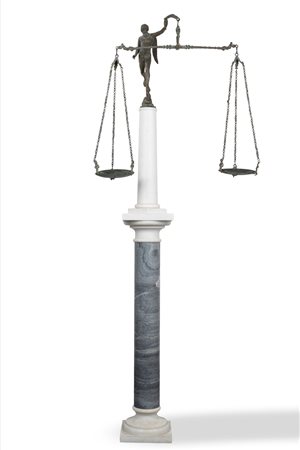 Fonderia Chiurazzi - Scultura in bronzo raffigurante la Bilancia della Giustizia, su doppia colonna in marmo grigio e bianco