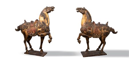 Coppia di cavalli in legno laccato rosso e oro, Cina, fine secolo XIX - inizi secolo XX