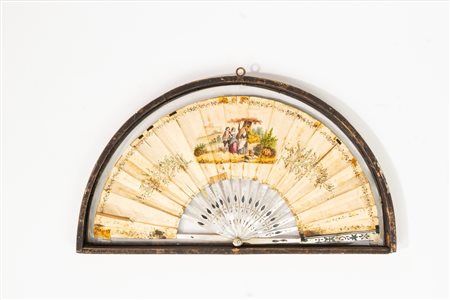 Ventaglio con pagina in carta e stecche traforate in madreperla, secolo XVIII