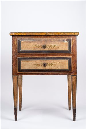 Piccolo comò a due cassetti in legno laccato, secolo XVIII