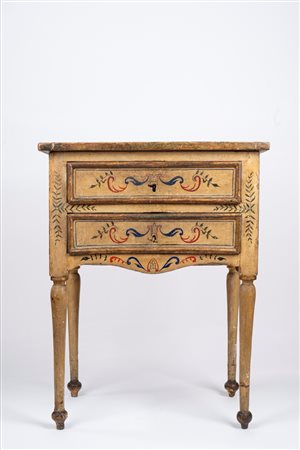 Piccolo comò a due cassetti in legno laccato, Marche secolo XVIII