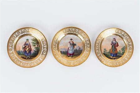 Tre piattini in porcellana policroma con donne in costume popolare del Regno delle Due Sicilie, Napoli secolo XIX